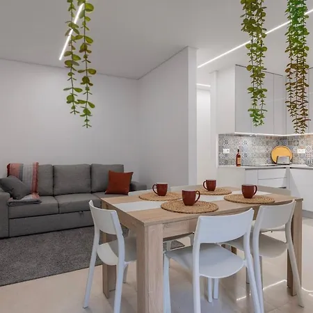 New By The Metro Apartment