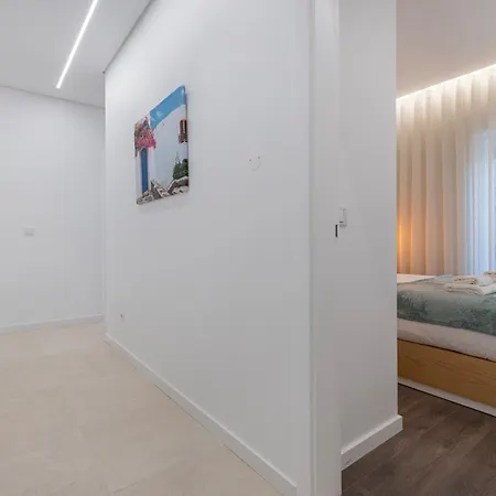 New By The Metro Apartment