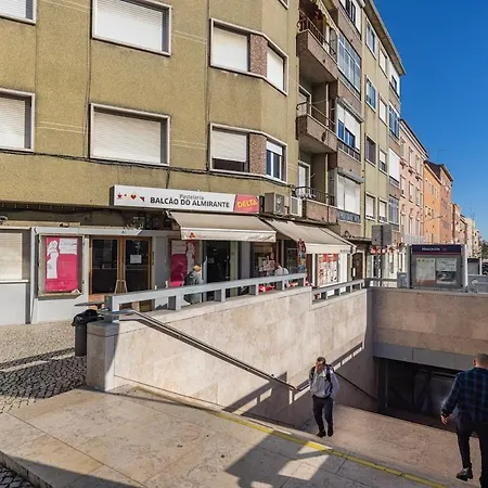 New By The Metro - 1e Lisbona