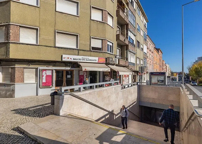 New By The Metro - 1e Lizbona